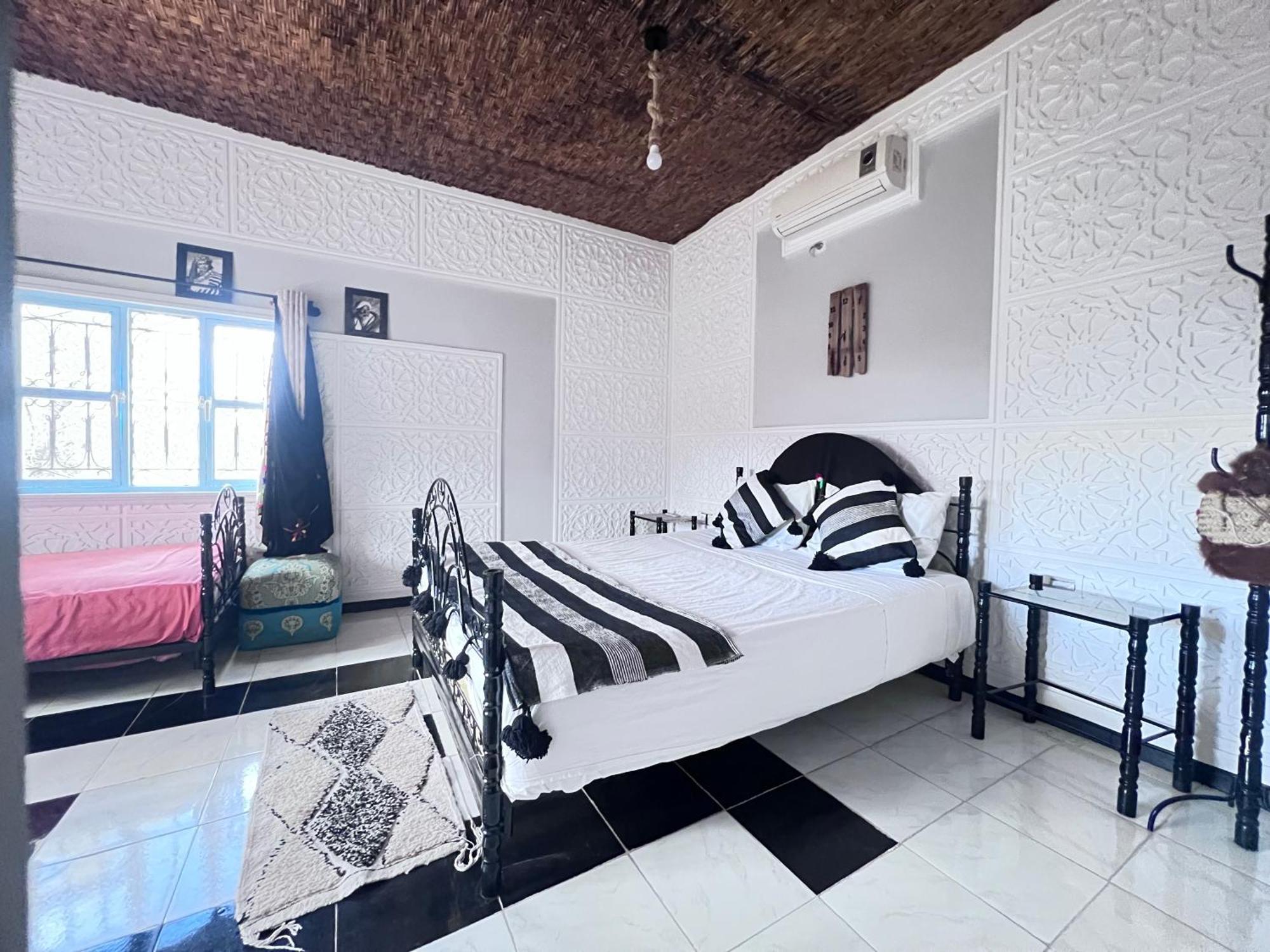 La Maison Traditionnelle Hotel Et Guesthouse Tafraout Exterior photo